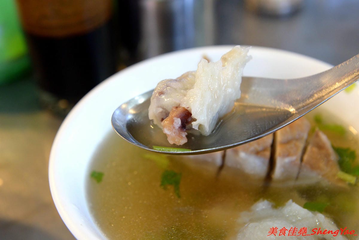 [基隆仁愛]劉銘傳路路口豆干包 & 白磚厝黑糖白粉圓 – 外地幾乎吃不到,劉銘傳路上的基隆特色美食,60年歷史的豆干包/炒麵炒米粉、古早味香蕉味黑糖白粉圓。