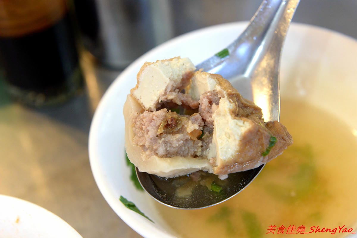 [基隆仁愛]劉銘傳路路口豆干包 & 白磚厝黑糖白粉圓 – 外地幾乎吃不到,劉銘傳路上的基隆特色美食,60年歷史的豆干包/炒麵炒米粉、古早味香蕉味黑糖白粉圓。