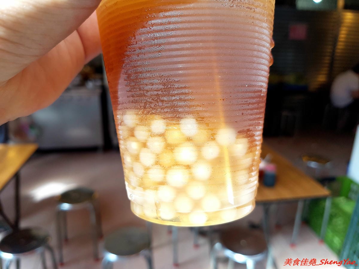 [基隆仁愛]劉銘傳路路口豆干包 & 白磚厝黑糖白粉圓 – 外地幾乎吃不到,劉銘傳路上的基隆特色美食,60年歷史的豆干包/炒麵炒米粉、古早味香蕉味黑糖白粉圓。