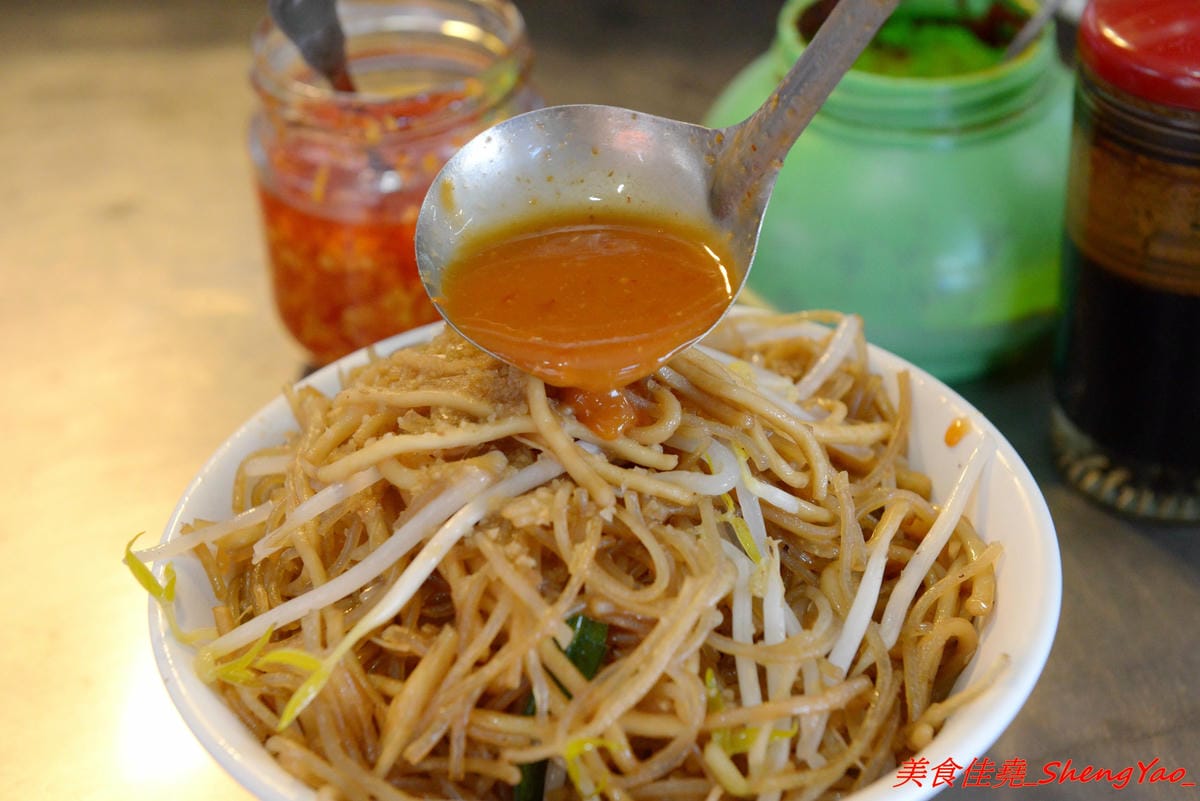 [基隆仁愛]劉銘傳路路口豆干包 & 白磚厝黑糖白粉圓 – 外地幾乎吃不到,劉銘傳路上的基隆特色美食,60年歷史的豆干包/炒麵炒米粉、古早味香蕉味黑糖白粉圓。