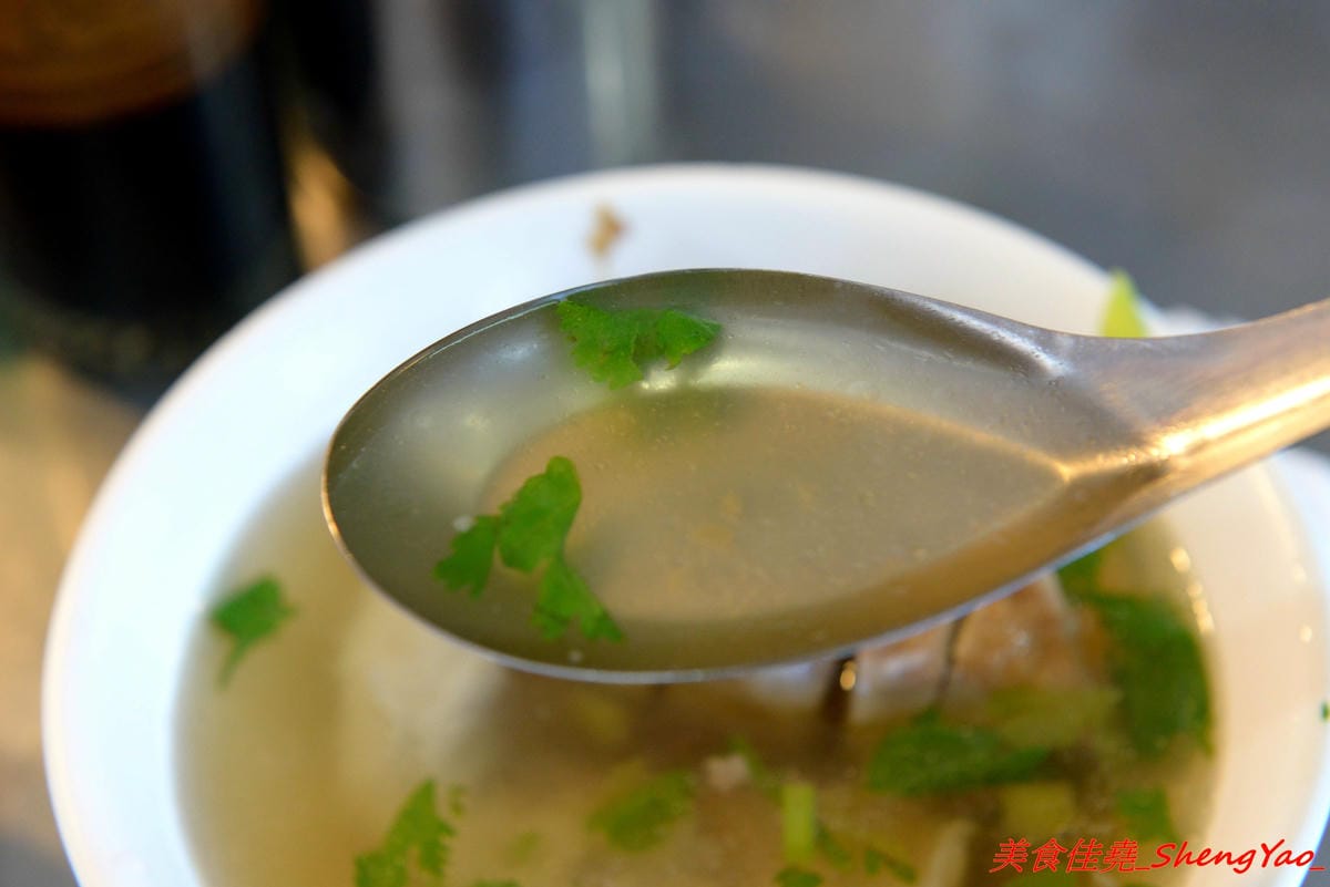 [基隆仁愛]劉銘傳路路口豆干包 & 白磚厝黑糖白粉圓 – 外地幾乎吃不到,劉銘傳路上的基隆特色美食,60年歷史的豆干包/炒麵炒米粉、古早味香蕉味黑糖白粉圓。