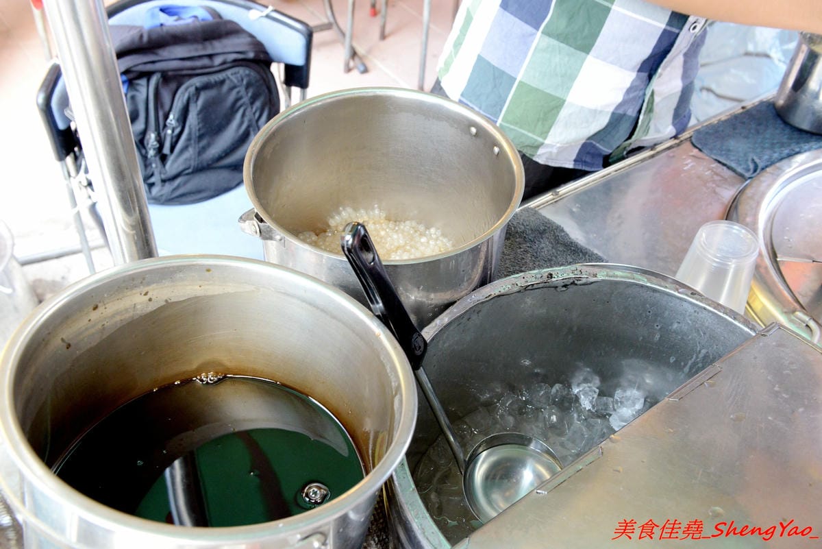 [基隆仁愛]劉銘傳路路口豆干包 & 白磚厝黑糖白粉圓 – 外地幾乎吃不到,劉銘傳路上的基隆特色美食,60年歷史的豆干包/炒麵炒米粉、古早味香蕉味黑糖白粉圓。