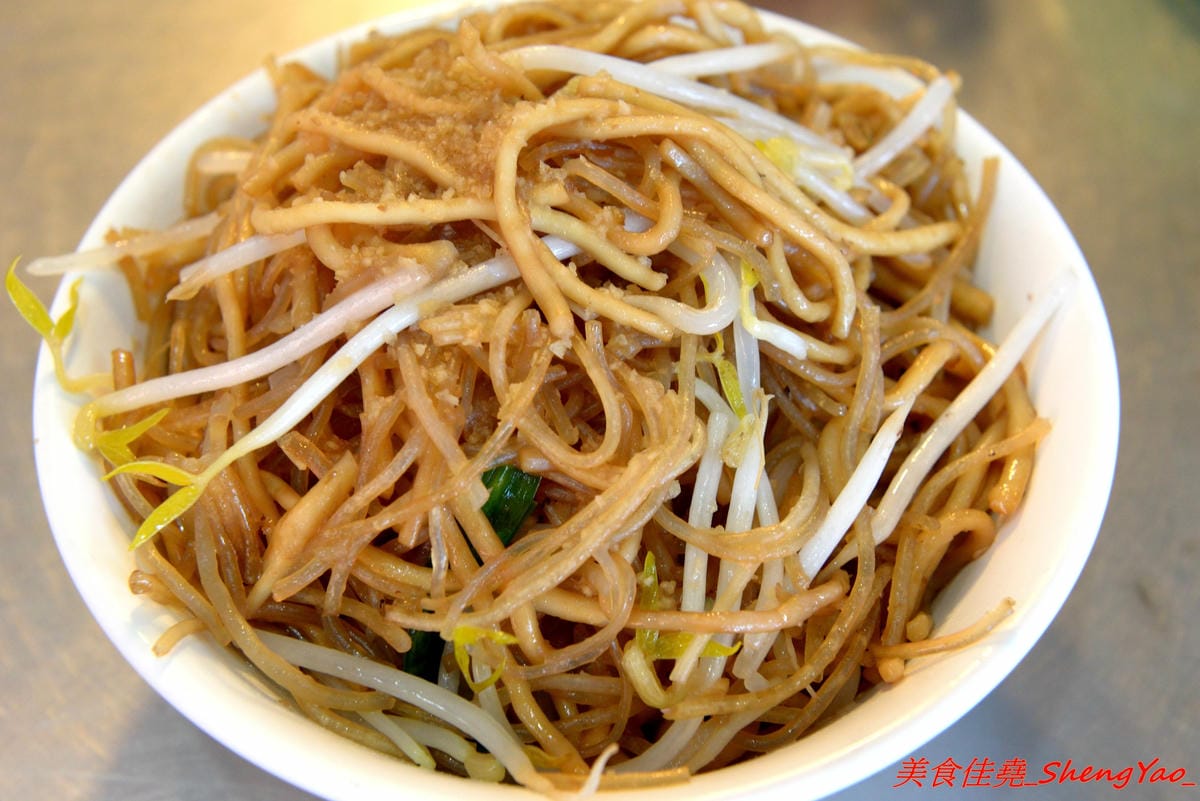 [基隆仁愛]劉銘傳路路口豆干包 & 白磚厝黑糖白粉圓 – 外地幾乎吃不到,劉銘傳路上的基隆特色美食,60年歷史的豆干包/炒麵炒米粉、古早味香蕉味黑糖白粉圓。