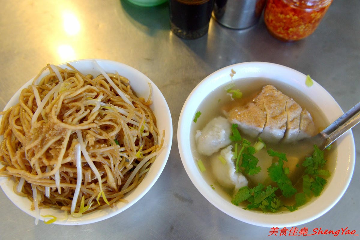 [基隆仁愛]劉銘傳路路口豆干包 & 白磚厝黑糖白粉圓 – 外地幾乎吃不到,劉銘傳路上的基隆特色美食,60年歷史的豆干包/炒麵炒米粉、古早味香蕉味黑糖白粉圓。