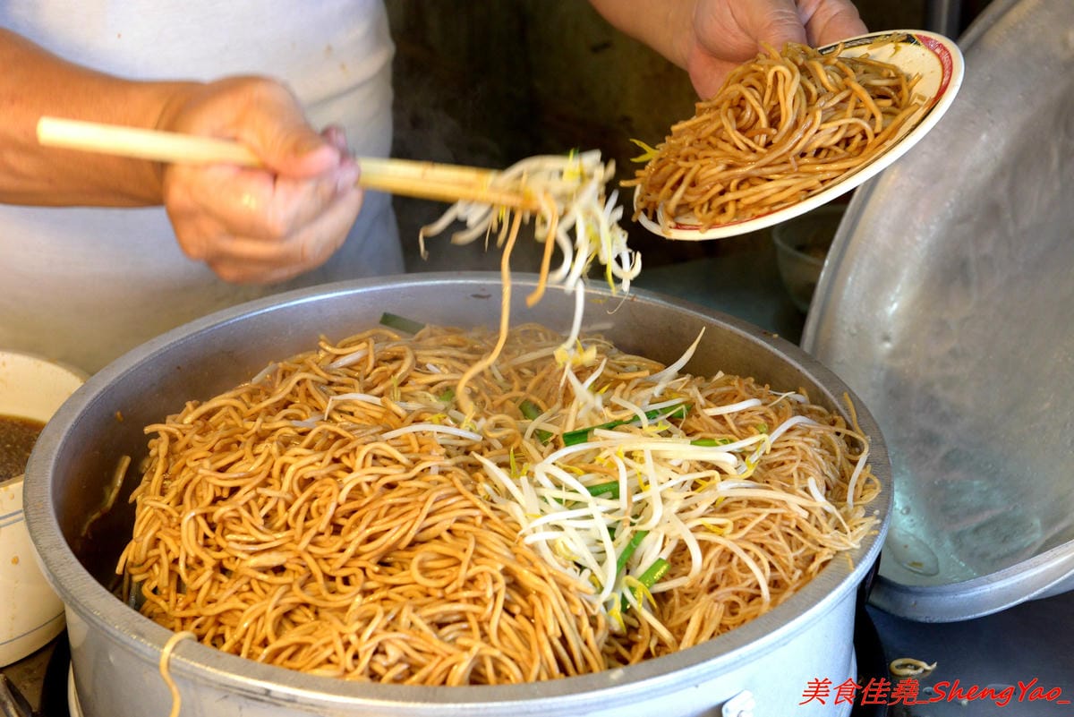[基隆仁愛]劉銘傳路路口豆干包 & 白磚厝黑糖白粉圓 – 外地幾乎吃不到,劉銘傳路上的基隆特色美食,60年歷史的豆干包/炒麵炒米粉、古早味香蕉味黑糖白粉圓。
