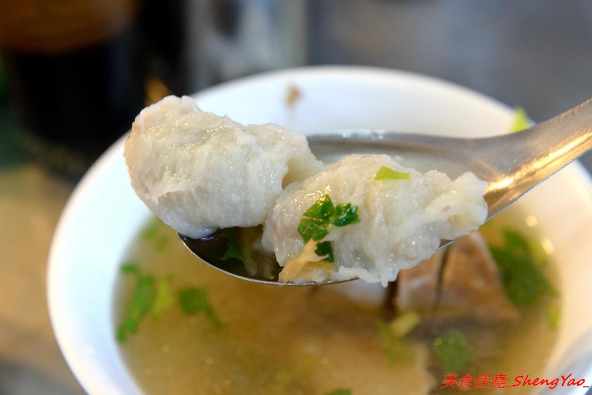 [基隆仁愛]劉銘傳路路口豆干包 & 白磚厝黑糖白粉圓 – 外地幾乎吃不到,劉銘傳路上的基隆特色美食,60年歷史的豆干包/炒麵炒米粉、古早味香蕉味黑糖白粉圓。