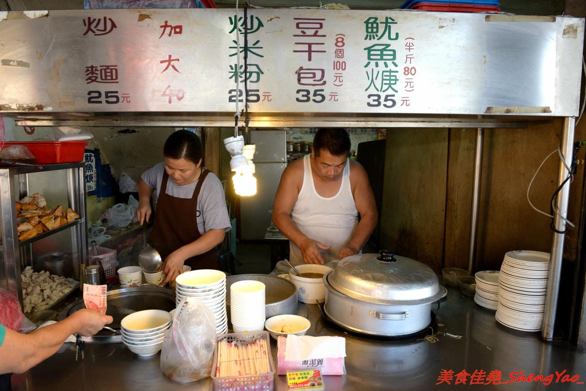 [基隆仁愛]劉銘傳路路口豆干包 & 白磚厝黑糖白粉圓 – 外地幾乎吃不到,劉銘傳路上的基隆特色美食,60年歷史的豆干包/炒麵炒米粉、古早味香蕉味黑糖白粉圓。