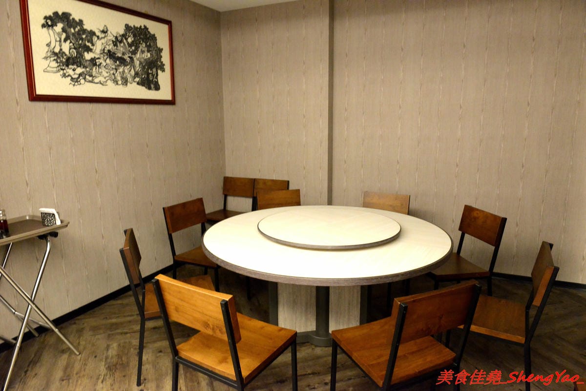 [台中西屯]銅鑼灣文記港式餐廳 – 台中又一新開幕的港式餐廳,師傅是香港人,餐點口味道地且還不錯吃,價位相當親民,位在老虎城附近,吃完剛好可以看電影。