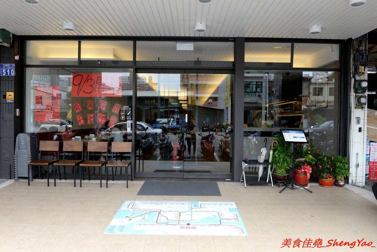[台中西屯]銅鑼灣文記港式餐廳 – 台中又一新開幕的港式餐廳,師傅是香港人,餐點口味道地且還不錯吃,價位相當親民,位在老虎城附近,吃完剛好可以看電影。
