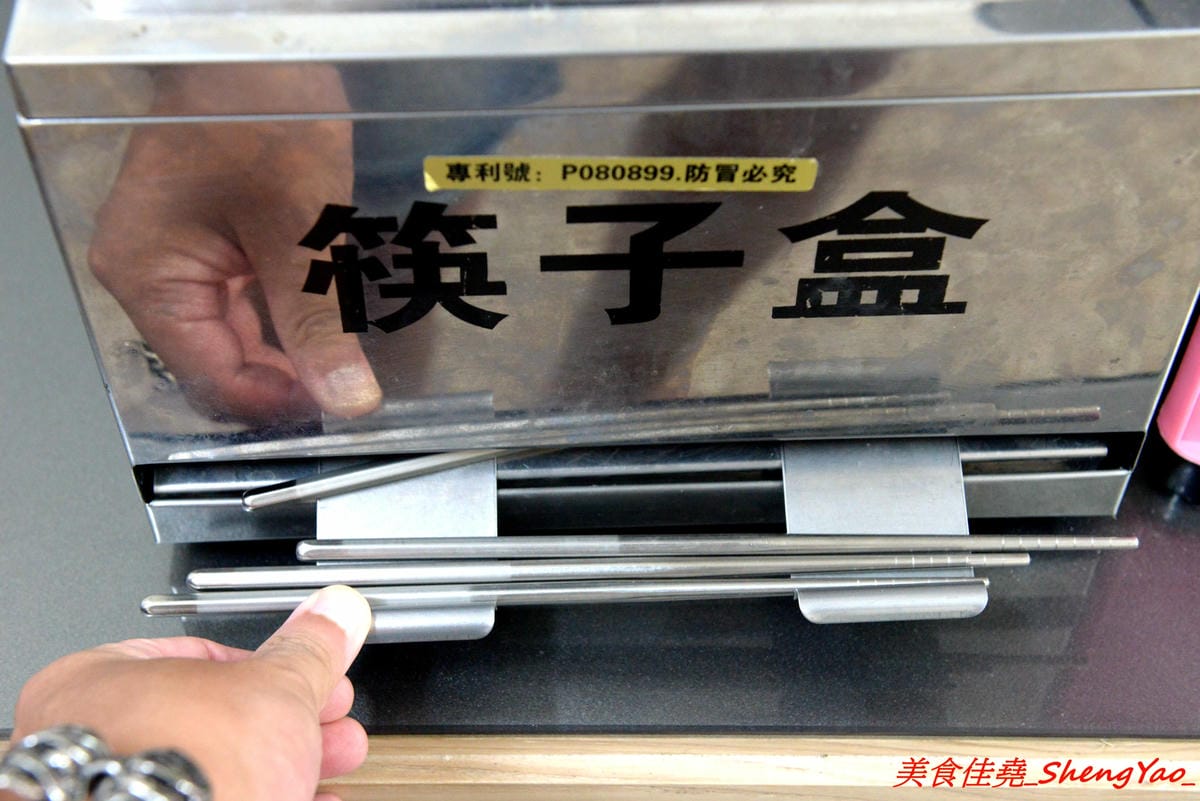 [台中沙鹿]鮮饌香精緻炒飯專賣店 – 靜宜商圈新開的炒飯專賣店,餐點種類非常多,老闆很有創意,光炒飯口味就多達近20種,店內有提供免費飲料,加麵加飯不加價,非常適合小資族和學生族群們。(店
