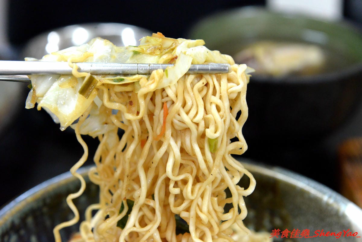 [台中沙鹿]鮮饌香精緻炒飯專賣店 – 靜宜商圈新開的炒飯專賣店,餐點種類非常多,老闆很有創意,光炒飯口味就多達近20種,店內有提供免費飲料,加麵加飯不加價,非常適合小資族和學生族群們。(店