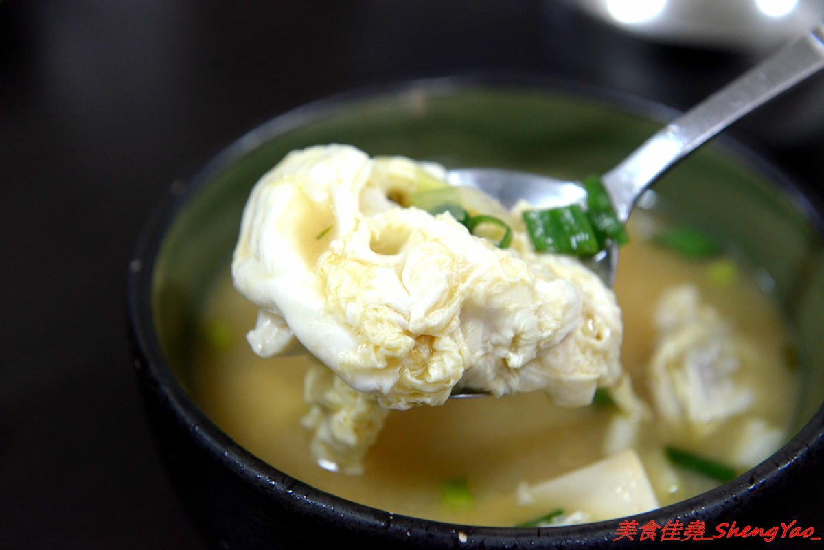 [台中沙鹿]鮮饌香精緻炒飯專賣店 – 靜宜商圈新開的炒飯專賣店,餐點種類非常多,老闆很有創意,光炒飯口味就多達近20種,店內有提供免費飲料,加麵加飯不加價,非常適合小資族和學生族群們。(店
