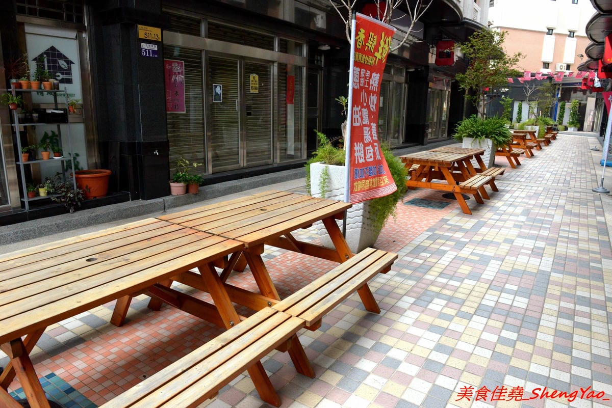 [台中沙鹿]鮮饌香精緻炒飯專賣店 – 靜宜商圈新開的炒飯專賣店,餐點種類非常多,老闆很有創意,光炒飯口味就多達近20種,店內有提供免費飲料,加麵加飯不加價,非常適合小資族和學生族群們。(店