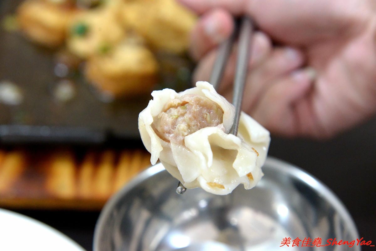 [台中沙鹿]鮮饌香精緻炒飯專賣店 – 靜宜商圈新開的炒飯專賣店,餐點種類非常多,老闆很有創意,光炒飯口味就多達近20種,店內有提供免費飲料,加麵加飯不加價,非常適合小資族和學生族群們。(店