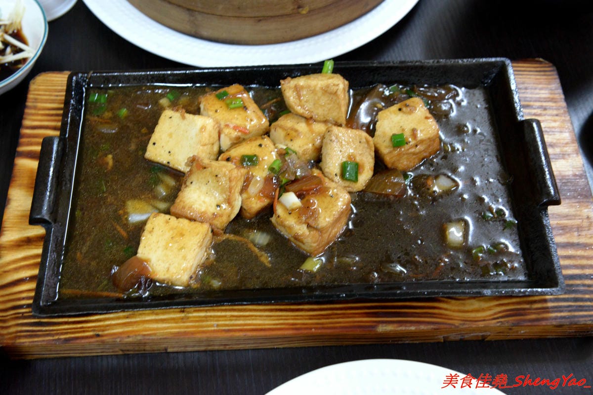 [台中沙鹿]鮮饌香精緻炒飯專賣店 – 靜宜商圈新開的炒飯專賣店,餐點種類非常多,老闆很有創意,光炒飯口味就多達近20種,店內有提供免費飲料,加麵加飯不加價,非常適合小資族和學生族群們。(店