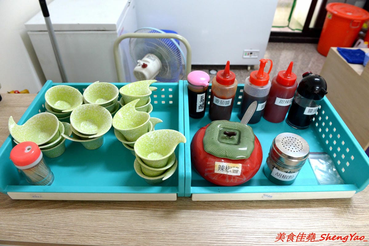 [台中沙鹿]鮮饌香精緻炒飯專賣店 – 靜宜商圈新開的炒飯專賣店,餐點種類非常多,老闆很有創意,光炒飯口味就多達近20種,店內有提供免費飲料,加麵加飯不加價,非常適合小資族和學生族群們。(店