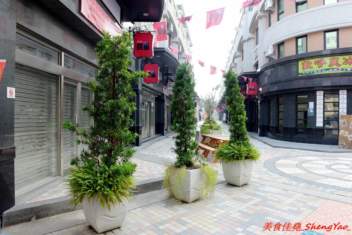 [台中沙鹿]鮮饌香精緻炒飯專賣店 – 靜宜商圈新開的炒飯專賣店,餐點種類非常多,老闆很有創意,光炒飯口味就多達近20種,店內有提供免費飲料,加麵加飯不加價,非常適合小資族和學生族群們。(店