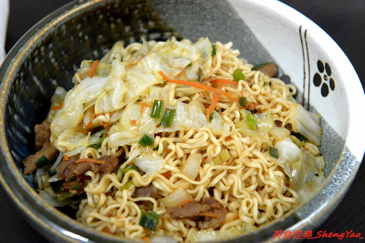 [台中沙鹿]鮮饌香精緻炒飯專賣店 – 靜宜商圈新開的炒飯專賣店,餐點種類非常多,老闆很有創意,光炒飯口味就多達近20種,店內有提供免費飲料,加麵加飯不加價,非常適合小資族和學生族群們。(店