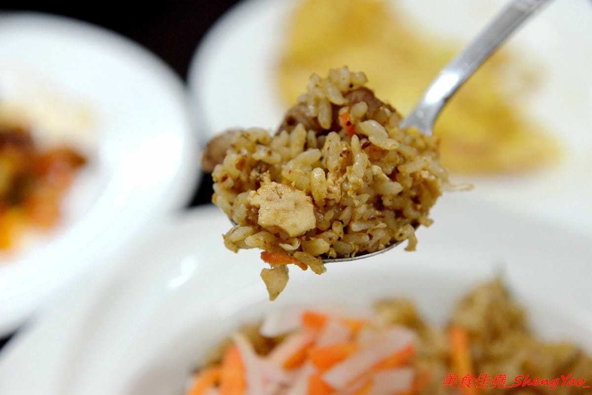 [台中沙鹿]鮮饌香精緻炒飯專賣店 – 靜宜商圈新開的炒飯專賣店,餐點種類非常多,老闆很有創意,光炒飯口味就多達近20種,店內有提供免費飲料,加麵加飯不加價,非常適合小資族和學生族群們。(店