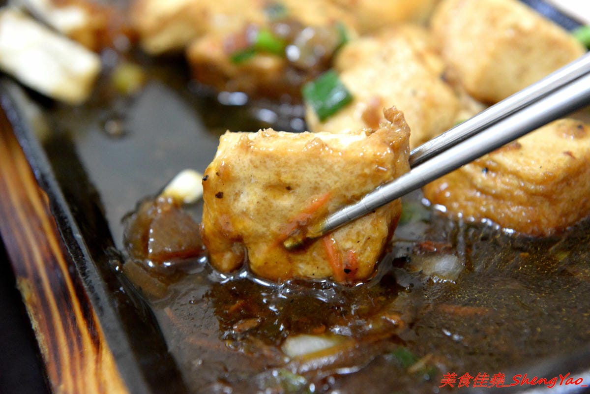 [台中沙鹿]鮮饌香精緻炒飯專賣店 – 靜宜商圈新開的炒飯專賣店,餐點種類非常多,老闆很有創意,光炒飯口味就多達近20種,店內有提供免費飲料,加麵加飯不加價,非常適合小資族和學生族群們。(店
