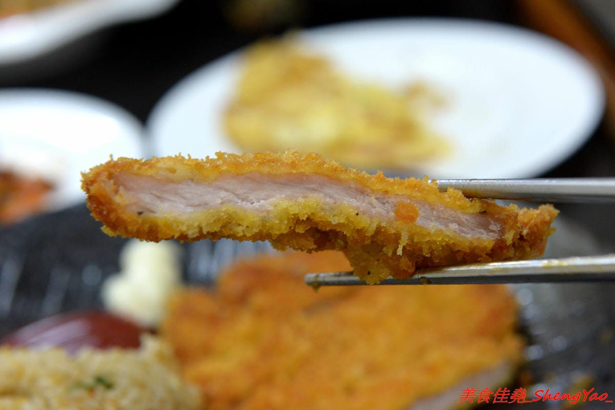 [台中沙鹿]鮮饌香精緻炒飯專賣店 – 靜宜商圈新開的炒飯專賣店,餐點種類非常多,老闆很有創意,光炒飯口味就多達近20種,店內有提供免費飲料,加麵加飯不加價,非常適合小資族和學生族群們。(店