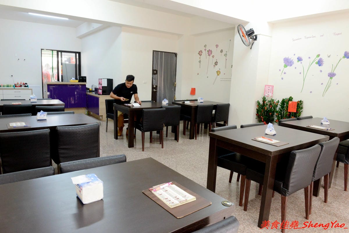 [台中沙鹿]鮮饌香精緻炒飯專賣店 – 靜宜商圈新開的炒飯專賣店,餐點種類非常多,老闆很有創意,光炒飯口味就多達近20種,店內有提供免費飲料,加麵加飯不加價,非常適合小資族和學生族群們。(店