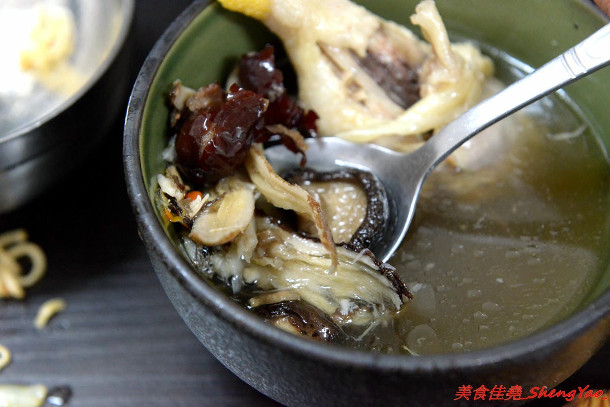[台中沙鹿]鮮饌香精緻炒飯專賣店 – 靜宜商圈新開的炒飯專賣店,餐點種類非常多,老闆很有創意,光炒飯口味就多達近20種,店內有提供免費飲料,加麵加飯不加價,非常適合小資族和學生族群們。(店