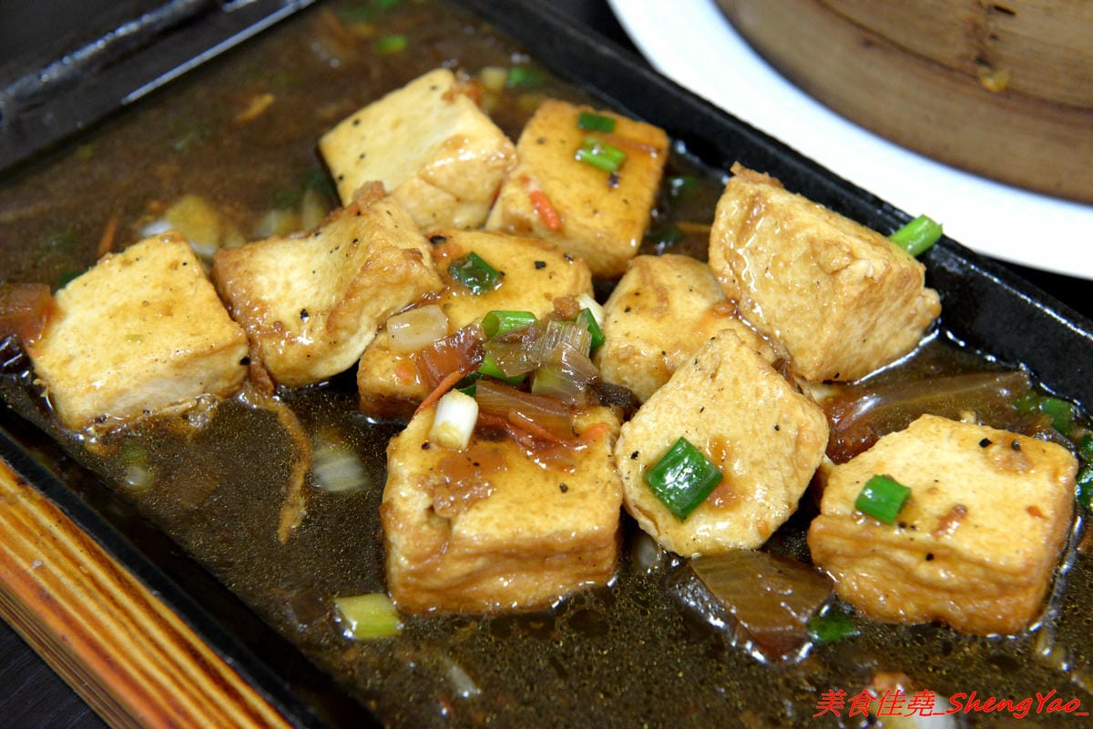 [台中沙鹿]鮮饌香精緻炒飯專賣店 – 靜宜商圈新開的炒飯專賣店,餐點種類非常多,老闆很有創意,光炒飯口味就多達近20種,店內有提供免費飲料,加麵加飯不加價,非常適合小資族和學生族群們。(店
