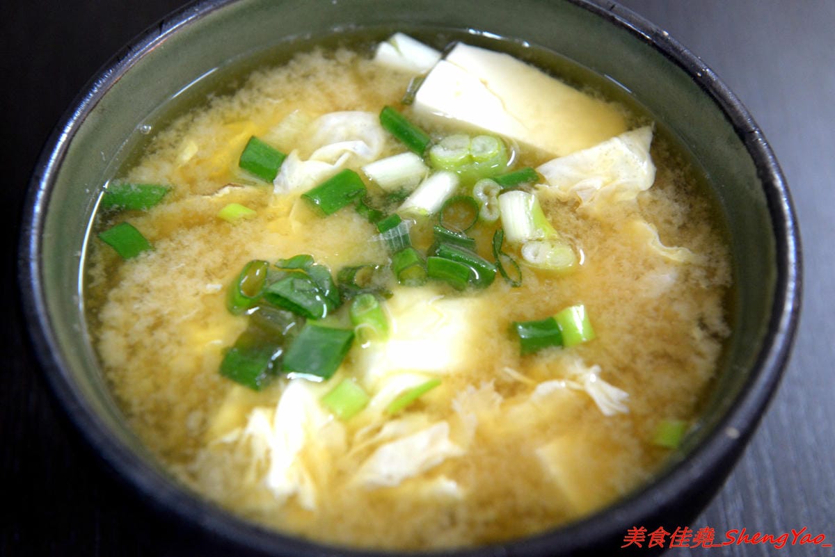 [台中沙鹿]鮮饌香精緻炒飯專賣店 – 靜宜商圈新開的炒飯專賣店,餐點種類非常多,老闆很有創意,光炒飯口味就多達近20種,店內有提供免費飲料,加麵加飯不加價,非常適合小資族和學生族群們。(店