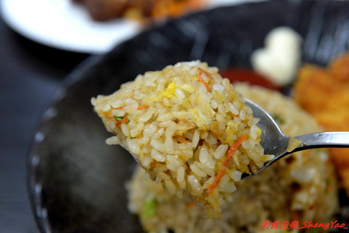 [台中沙鹿]鮮饌香精緻炒飯專賣店 – 靜宜商圈新開的炒飯專賣店,餐點種類非常多,老闆很有創意,光炒飯口味就多達近20種,店內有提供免費飲料,加麵加飯不加價,非常適合小資族和學生族群們。(店