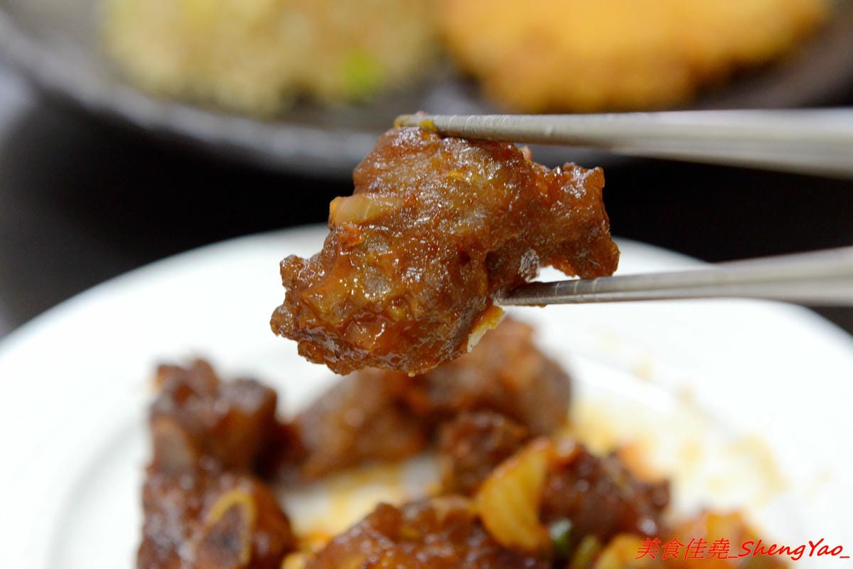 [台中沙鹿]鮮饌香精緻炒飯專賣店 – 靜宜商圈新開的炒飯專賣店,餐點種類非常多,老闆很有創意,光炒飯口味就多達近20種,店內有提供免費飲料,加麵加飯不加價,非常適合小資族和學生族群們。(店