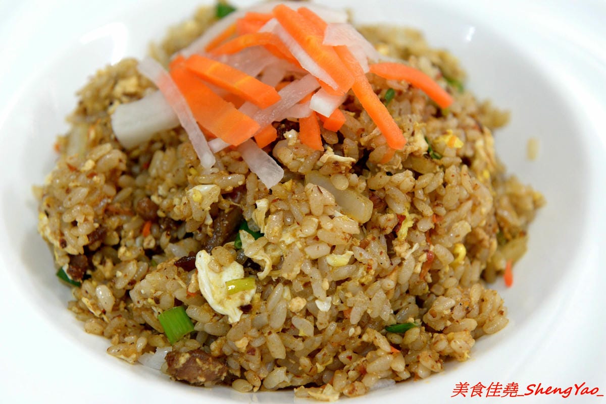[台中沙鹿]鮮饌香精緻炒飯專賣店 – 靜宜商圈新開的炒飯專賣店,餐點種類非常多,老闆很有創意,光炒飯口味就多達近20種,店內有提供免費飲料,加麵加飯不加價,非常適合小資族和學生族群們。(店