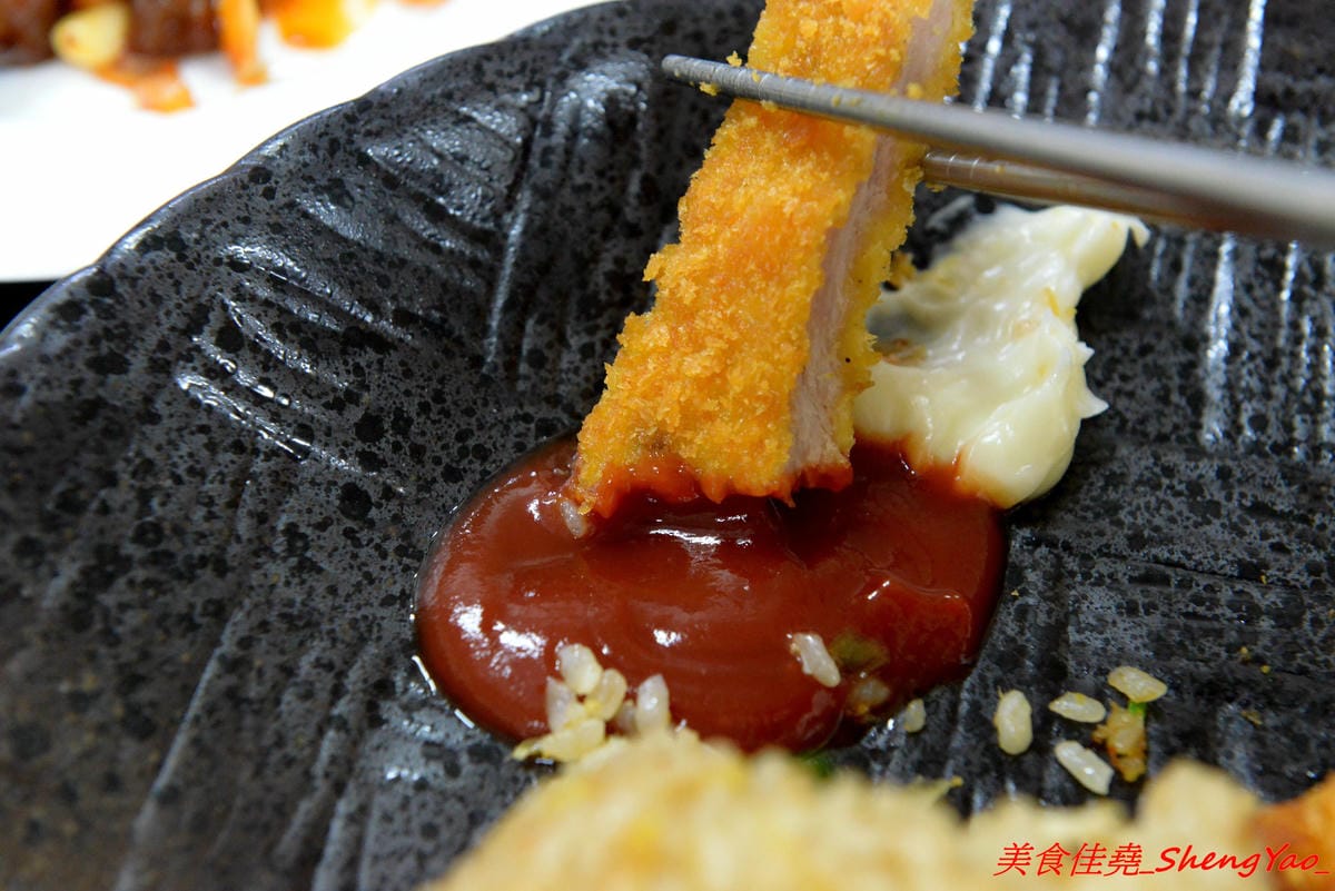[台中沙鹿]鮮饌香精緻炒飯專賣店 – 靜宜商圈新開的炒飯專賣店,餐點種類非常多,老闆很有創意,光炒飯口味就多達近20種,店內有提供免費飲料,加麵加飯不加價,非常適合小資族和學生族群們。(店