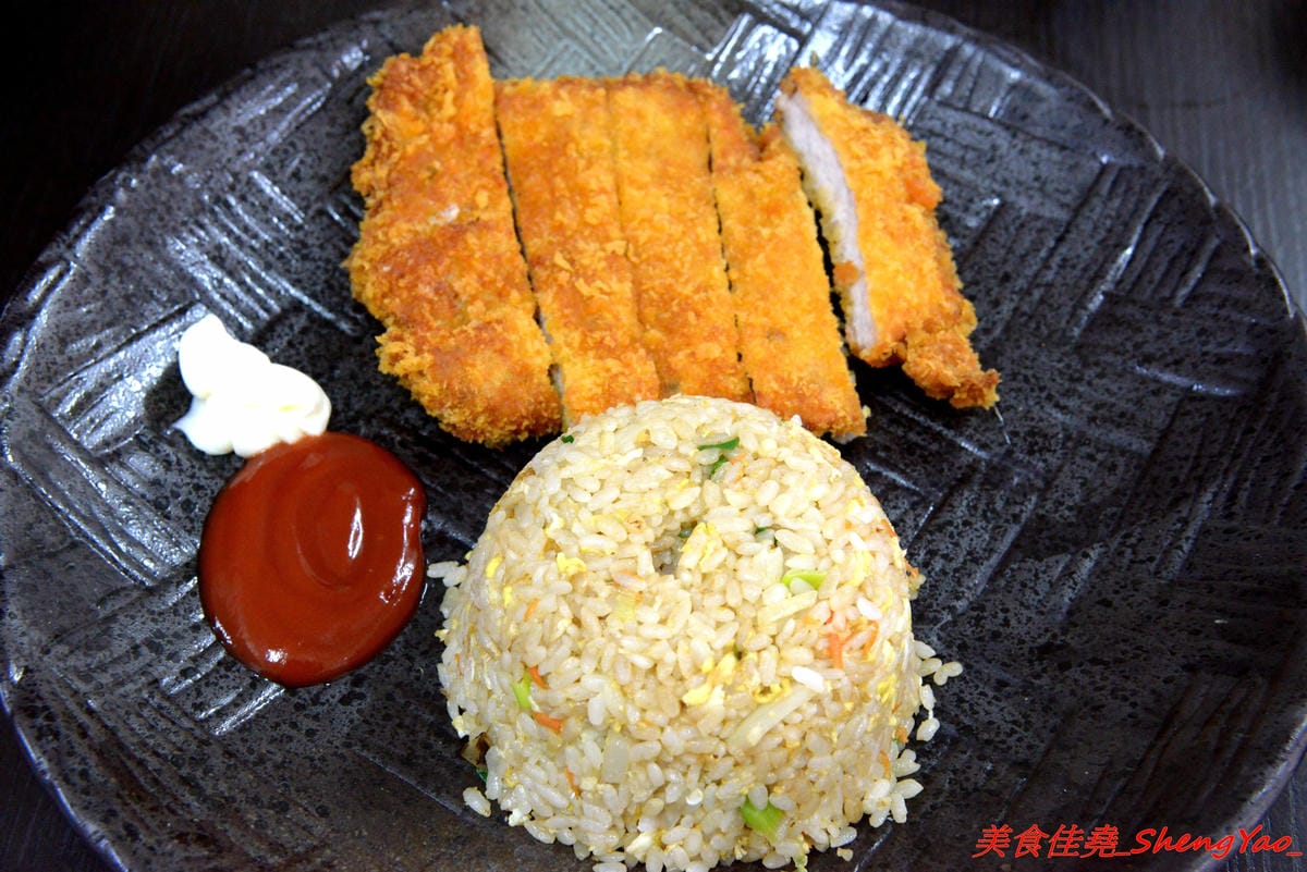 [台中沙鹿]鮮饌香精緻炒飯專賣店 – 靜宜商圈新開的炒飯專賣店,餐點種類非常多,老闆很有創意,光炒飯口味就多達近20種,店內有提供免費飲料,加麵加飯不加價,非常適合小資族和學生族群們。(店