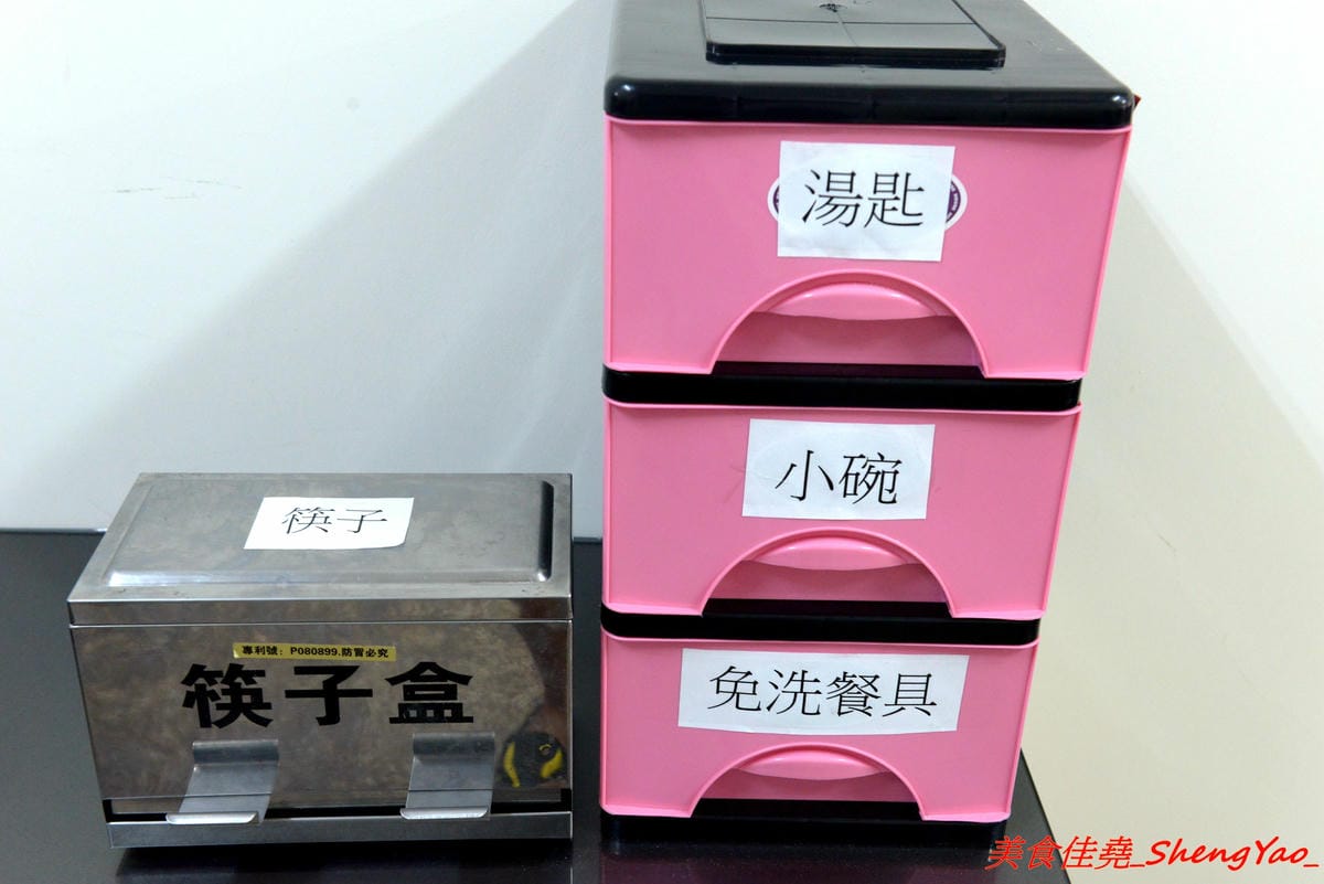 [台中沙鹿]鮮饌香精緻炒飯專賣店 – 靜宜商圈新開的炒飯專賣店,餐點種類非常多,老闆很有創意,光炒飯口味就多達近20種,店內有提供免費飲料,加麵加飯不加價,非常適合小資族和學生族群們。(店