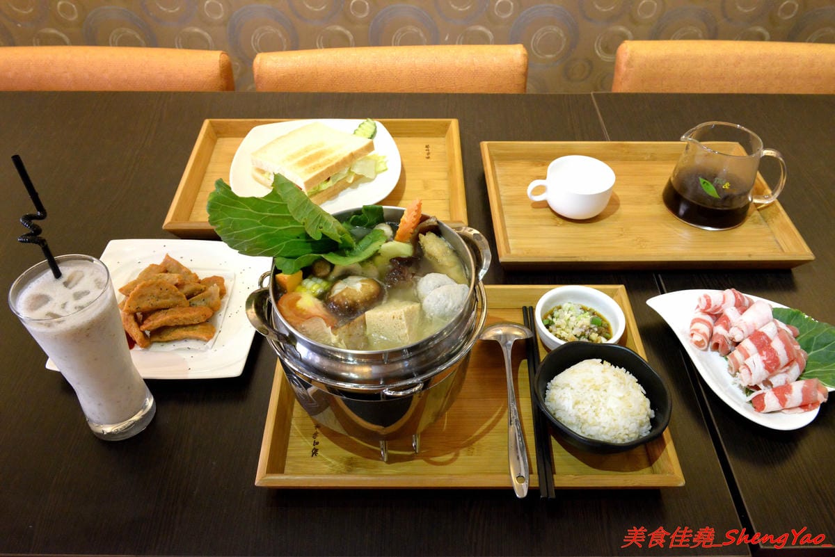 [台中沙鹿]南瓜咖啡Pumpkin Cafe – 南瓜咖啡換人經營了,新的老闆原本在梧棲開生鮮超市,食材運用上非常講究,大推小火鍋,湯頭好喝,蔬果食材新鮮,飯是糙米飯,一鍋170元還附飲料和甜點超划算的,10月