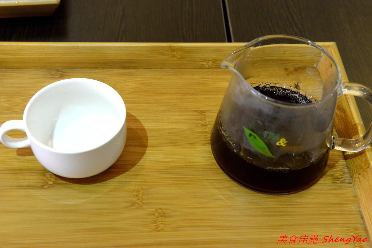 [台中沙鹿]南瓜咖啡Pumpkin Cafe – 南瓜咖啡換人經營了,新的老闆原本在梧棲開生鮮超市,食材運用上非常講究,大推小火鍋,湯頭好喝,蔬果食材新鮮,飯是糙米飯,一鍋170元還附飲料和甜點超划算的,10月