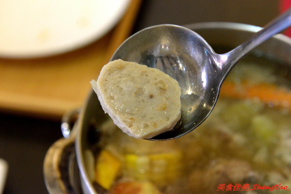[台中沙鹿]南瓜咖啡Pumpkin Cafe – 南瓜咖啡換人經營了,新的老闆原本在梧棲開生鮮超市,食材運用上非常講究,大推小火鍋,湯頭好喝,蔬果食材新鮮,飯是糙米飯,一鍋170元還附飲料和甜點超划算的,10月