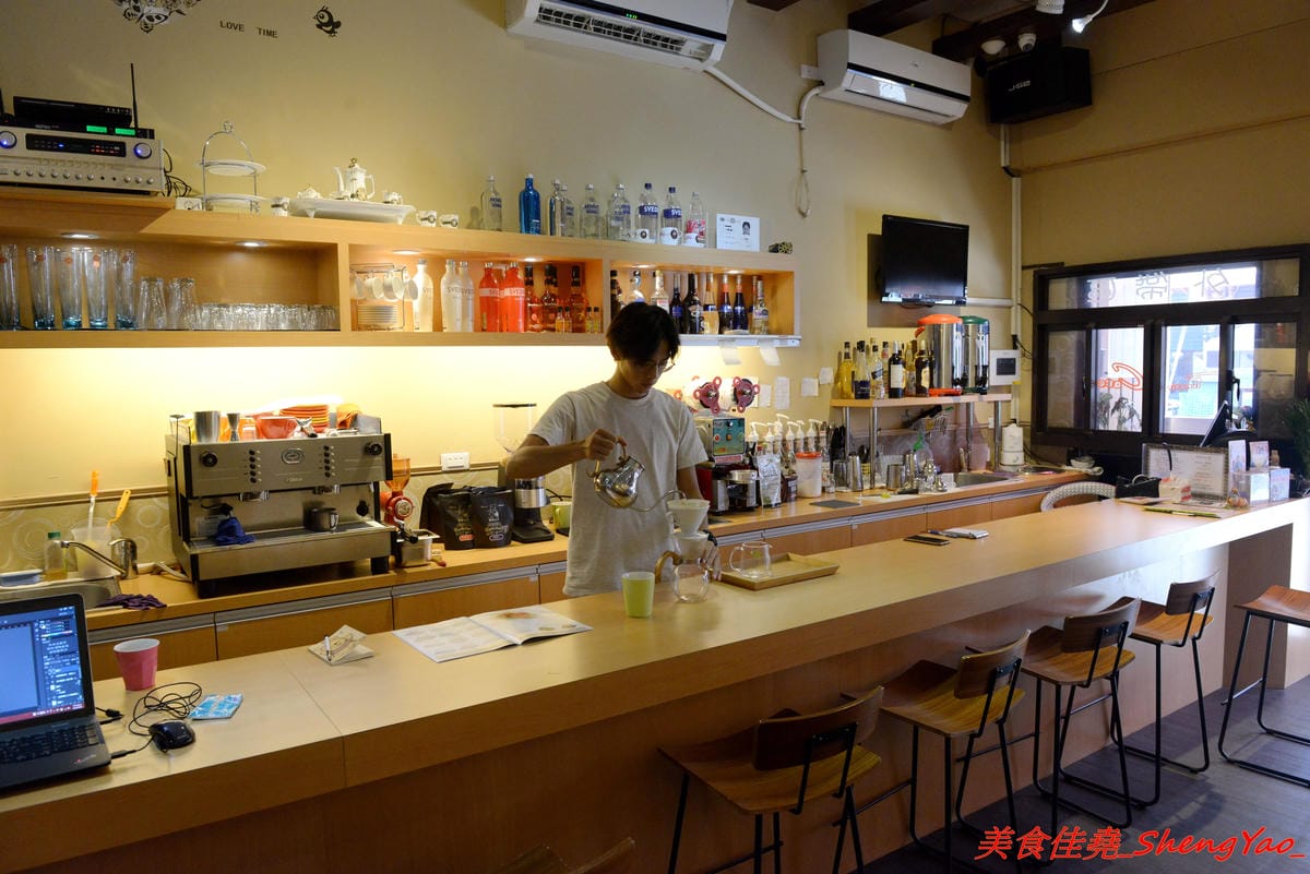 [台中沙鹿]南瓜咖啡Pumpkin Cafe – 南瓜咖啡換人經營了,新的老闆原本在梧棲開生鮮超市,食材運用上非常講究,大推小火鍋,湯頭好喝,蔬果食材新鮮,飯是糙米飯,一鍋170元還附飲料和甜點超划算的,10月
