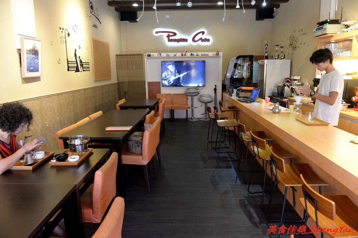 [台中沙鹿]南瓜咖啡Pumpkin Cafe – 南瓜咖啡換人經營了,新的老闆原本在梧棲開生鮮超市,食材運用上非常講究,大推小火鍋,湯頭好喝,蔬果食材新鮮,飯是糙米飯,一鍋170元還附飲料和甜點超划算的,10月