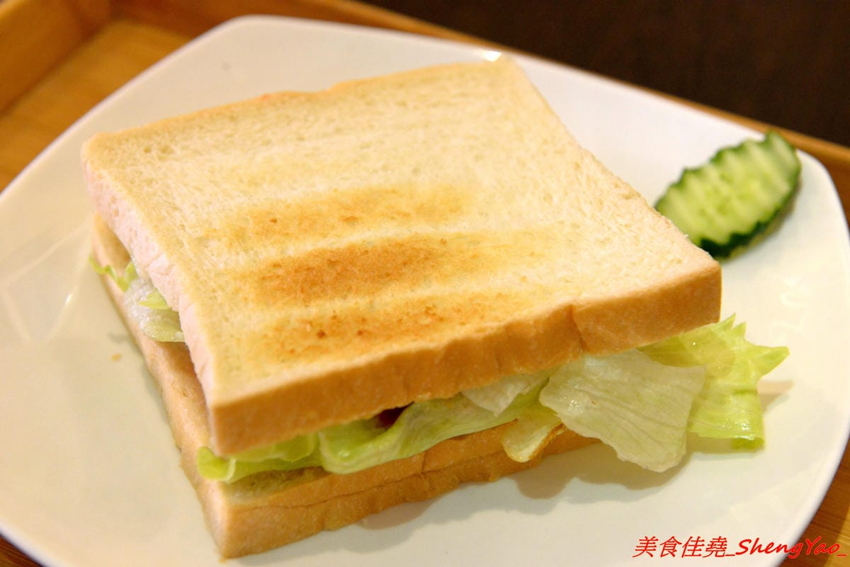 [台中沙鹿]南瓜咖啡Pumpkin Cafe – 南瓜咖啡換人經營了,新的老闆原本在梧棲開生鮮超市,食材運用上非常講究,大推小火鍋,湯頭好喝,蔬果食材新鮮,飯是糙米飯,一鍋170元還附飲料和甜點超划算的,10月