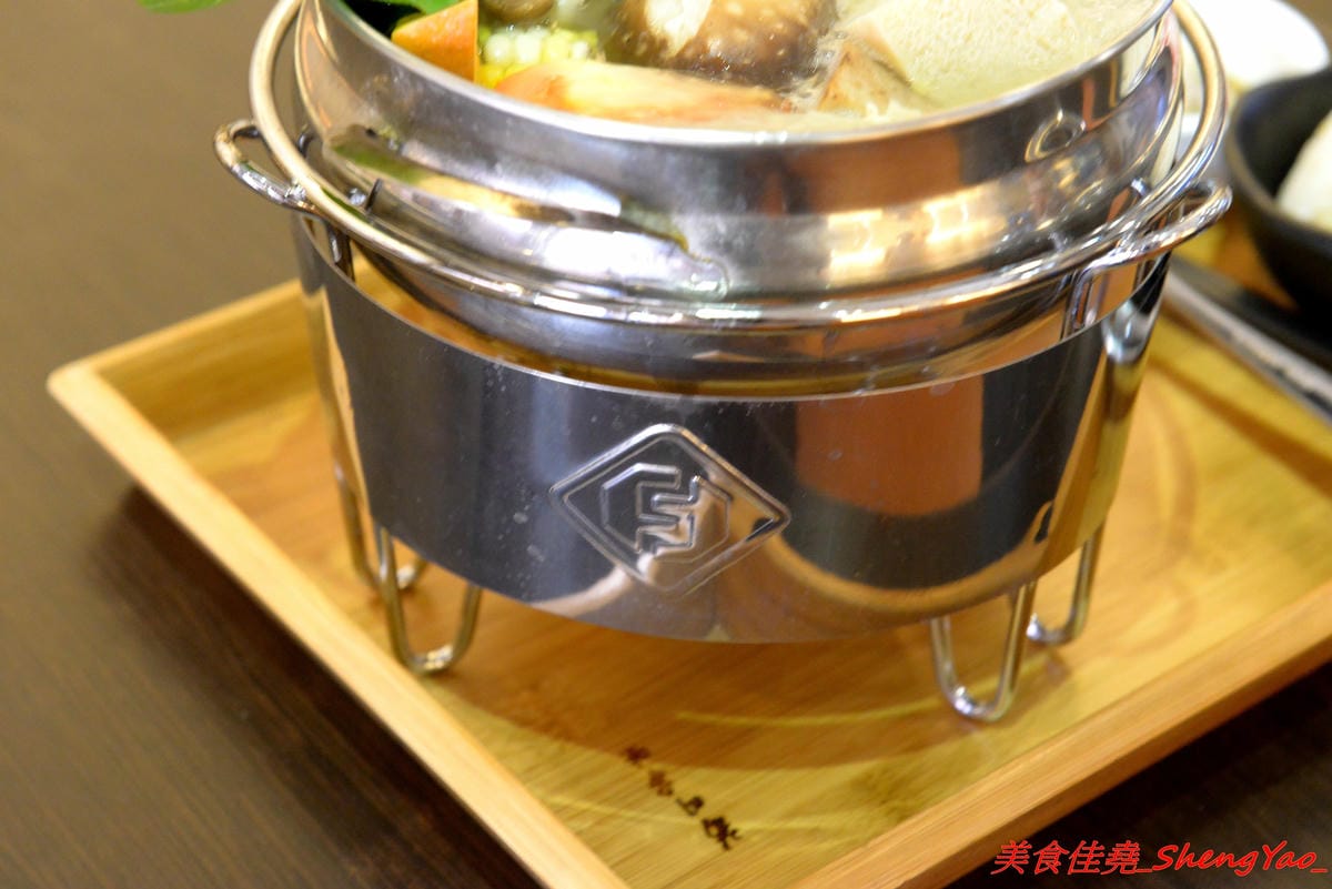 [台中沙鹿]南瓜咖啡Pumpkin Cafe – 南瓜咖啡換人經營了,新的老闆原本在梧棲開生鮮超市,食材運用上非常講究,大推小火鍋,湯頭好喝,蔬果食材新鮮,飯是糙米飯,一鍋170元還附飲料和甜點超划算的,10月