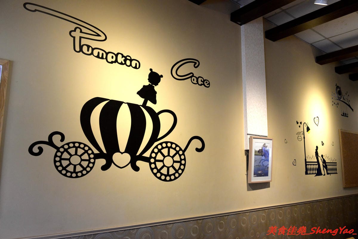 [台中沙鹿]南瓜咖啡Pumpkin Cafe – 南瓜咖啡換人經營了,新的老闆原本在梧棲開生鮮超市,食材運用上非常講究,大推小火鍋,湯頭好喝,蔬果食材新鮮,飯是糙米飯,一鍋170元還附飲料和甜點超划算的,10月