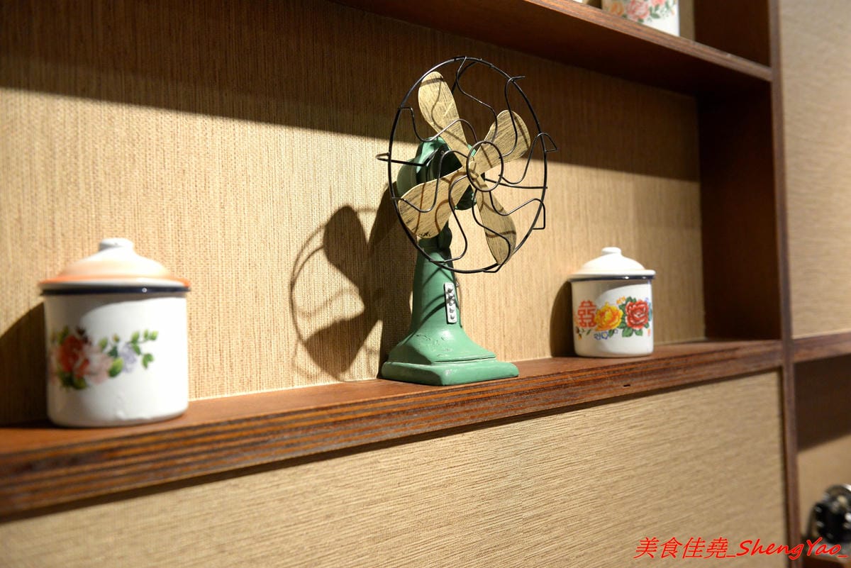 [台中沙鹿]金福氣南洋食堂 – “金福氣南洋食堂”在沙鹿開分店了,不用跑台中市區也吃得到彩虹起司啦復古懷舊風的裝潢十分有特色,蠻適合拍照的,位在靜宜大學斜對面,交通方便。(已歇業)
