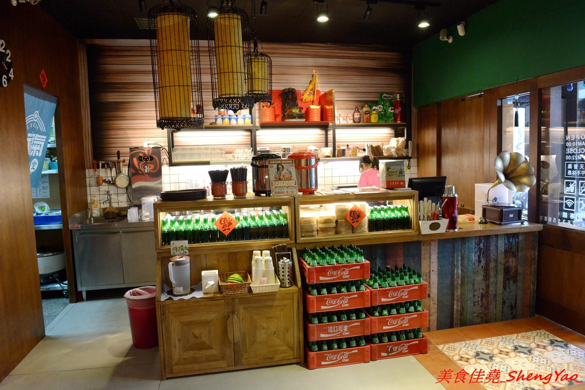 [台中沙鹿]金福氣南洋食堂 – “金福氣南洋食堂”在沙鹿開分店了,不用跑台中市區也吃得到彩虹起司啦復古懷舊風的裝潢十分有特色,蠻適合拍照的,位在靜宜大學斜對面,交通方便。(已歇業)