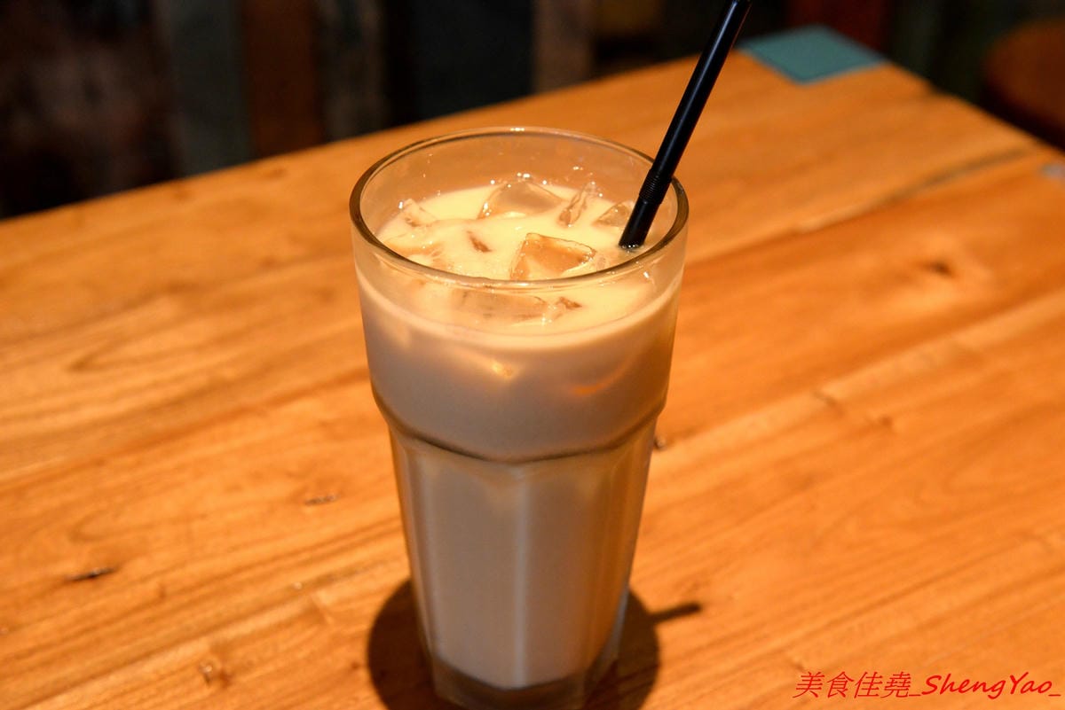 [台中沙鹿]金福氣南洋食堂 – “金福氣南洋食堂”在沙鹿開分店了,不用跑台中市區也吃得到彩虹起司啦復古懷舊風的裝潢十分有特色,蠻適合拍照的,位在靜宜大學斜對面,交通方便。(已歇業)