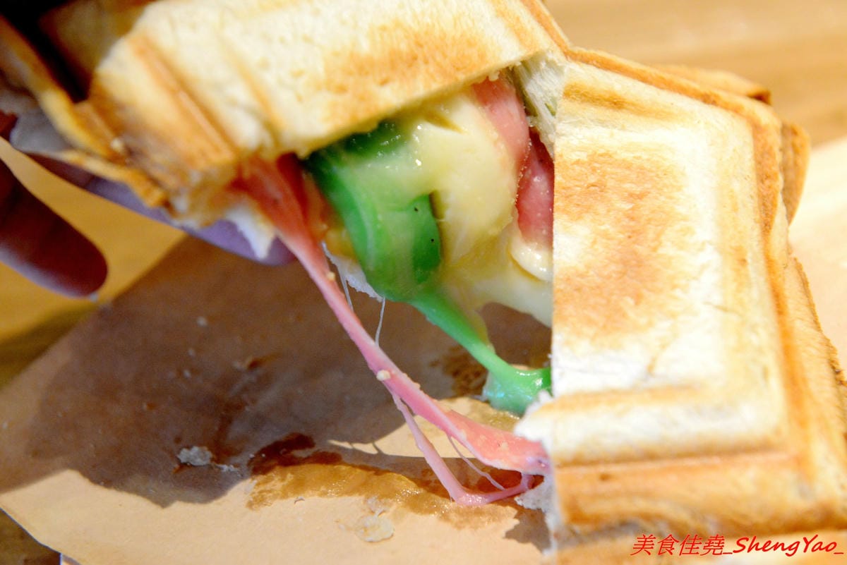 [台中沙鹿]金福氣南洋食堂 – “金福氣南洋食堂”在沙鹿開分店了,不用跑台中市區也吃得到彩虹起司啦復古懷舊風的裝潢十分有特色,蠻適合拍照的,位在靜宜大學斜對面,交通方便。(已歇業)