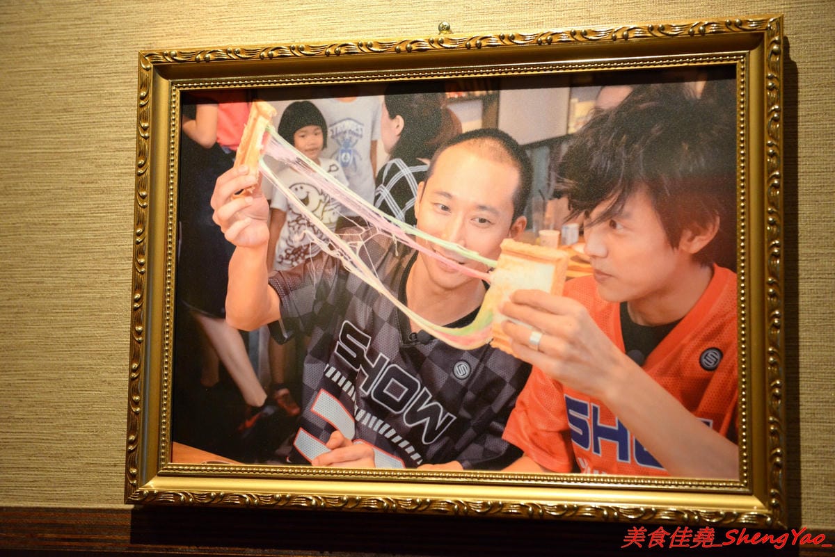 [台中沙鹿]金福氣南洋食堂 – “金福氣南洋食堂”在沙鹿開分店了,不用跑台中市區也吃得到彩虹起司啦復古懷舊風的裝潢十分有特色,蠻適合拍照的,位在靜宜大學斜對面,交通方便。(已歇業)