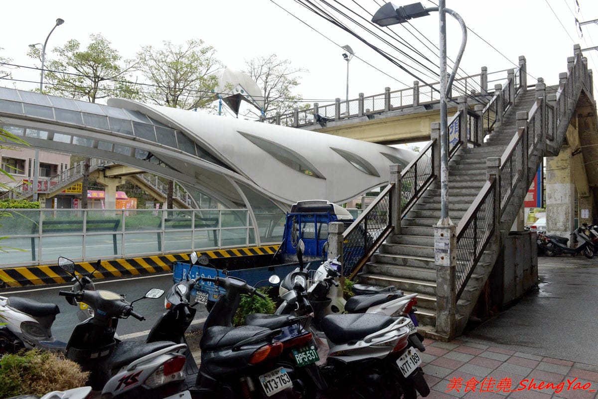 [台中沙鹿]金福氣南洋食堂 – “金福氣南洋食堂”在沙鹿開分店了,不用跑台中市區也吃得到彩虹起司啦復古懷舊風的裝潢十分有特色,蠻適合拍照的,位在靜宜大學斜對面,交通方便。(已歇業)