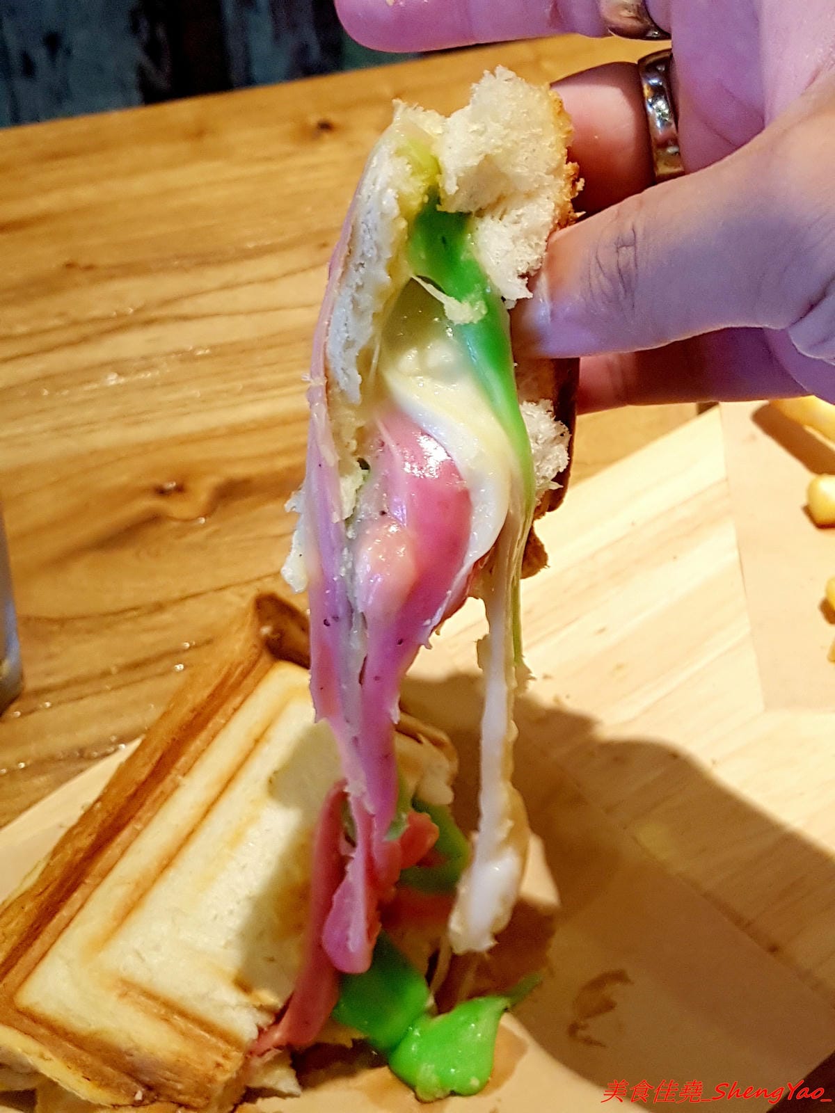 [台中沙鹿]金福氣南洋食堂 – “金福氣南洋食堂”在沙鹿開分店了,不用跑台中市區也吃得到彩虹起司啦復古懷舊風的裝潢十分有特色,蠻適合拍照的,位在靜宜大學斜對面,交通方便。(已歇業)
